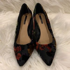 Black patterned pumps